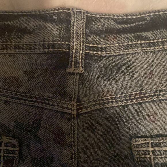 Maurices Denim Rose Printed Shorts (9/10) - Picture 7 of 10